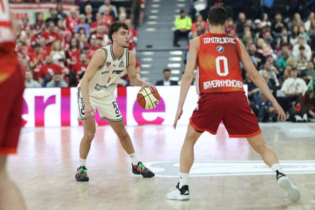 Zachary Ensminger (BMA365 Bamberg Baskets, 01) mit Justinian Jessup (FC Bayern Basketball, 10), GER, FC Bayern Basketball vs. BMA365 Bamberg Baskets, Basketball, BBL Pokal, BMW TOP FOUR, Halbfinale, Saison 2025 2026, 21.02.2026, GER, FC Bayern Basketball vs. BMA365 Bamberg Baskets, Basketball, BBL Pokal, BMW TOP FOUR, Halbfinale, Saison 2025 2026, 21.02.2026 Muenchen Copyright: xEibner-Pressefoto JennixMaulx EP_JML