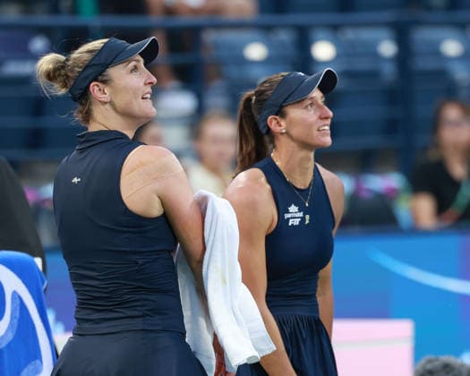 Gabriela Dabrowski, Luisa Stefani nach dem Sieg, Jubel, Freude, Emotion, Damen Doppel, Women s Doubles, Endspiel, Final, Dubai Duty Free Tennis Championships, Dubai, U.A.E. Copyright: xJuergenxHasenkopfx