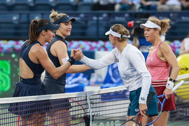 R-L.Finalisten Laura Siegemund, Vera Zvonareva gratulieren den Siegerinnen Gabriela Dabrowski, Luisa Stefani am Netz, Freude, Emotion, Damen Doppel, Women s Doubles, Endspiel, Final, Dubai Duty Free Tennis Championships, Dubai, U.A.E. Copyright: xJuergenxHasenkopfx