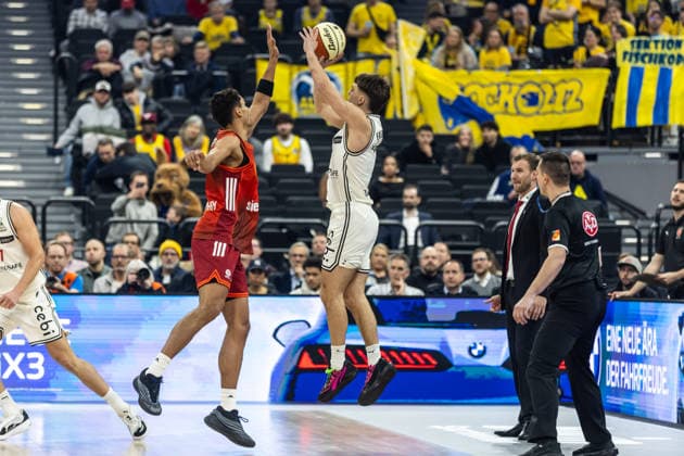 GER, BMW Top Four, Basketball BBL Pokal, Halbfinale, FC Bayern München Basketball - BMA365 Bamberg Baskets. 21.02.2026, SAP Garden, München, GER, BMW Top Four, Basketball BBL Pokal, Halbfinale, FC Bayern München Basketball - BMA365 Bamberg Baskets. Zachary Ensminger (BMA365 Bamberg Baskets, 1), Oscar da Silva (FC Bayern München Basketball 1) Foto Alexander Trienitz München SAP Garden Bayern Deutschland