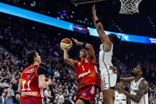 GER, BMW Top Four, Basketball BBL Pokal, Halbfinale, FC Bayern München Basketball - BMA365 Bamberg Baskets. 21.02.2026, SAP Garden, München, GER, BMW Top Four, Basketball BBL Pokal, Halbfinale, FC Bayern München Basketball - BMA365 Bamberg Baskets. Oscar da Silva (FC Bayern München Basketball 1), Austin Crowley (BMA365 Bamberg Baskets, 85) Foto Alexander Trienitz München SAP Garden Bayern Deutschland