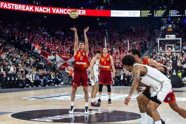 GER, BMW Top Four, Basketball BBL Pokal, Halbfinale, FC Bayern München Basketball - BMA365 Bamberg Baskets. 21.02.2026, SAP Garden, München, GER, BMW Top Four, Basketball BBL Pokal, Halbfinale, FC Bayern München Basketball - BMA365 Bamberg Baskets. Nenad Dimitrijevic (FC Bayern München Basketball 0) bei einem Freiwurf Foto Alexander Trienitz München SAP Garden Bayern Deutschland