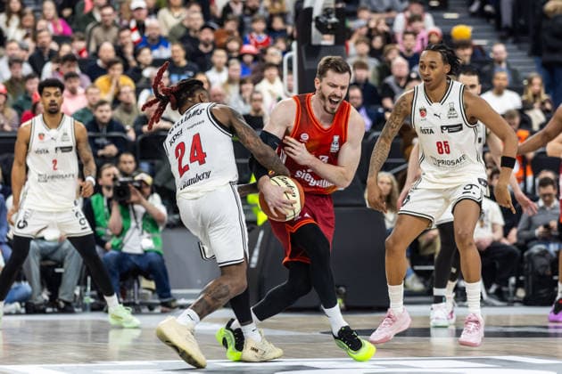 GER, BMW Top Four, Basketball BBL Pokal, Halbfinale, FC Bayern München Basketball - BMA365 Bamberg Baskets. 21.02.2026, SAP Garden, München, GER, BMW Top Four, Basketball BBL Pokal, Halbfinale, FC Bayern München Basketball - BMA365 Bamberg Baskets. Andreas Obst (FC Bayern München Basketball 13), Cobe Williams (BMA365 Bamberg Baskets, 24) im Kampf um den Ball Foto Alexander Trienitz München SAP Garden Bayern Deutschland