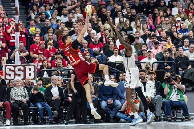 GER, BMW Top Four, Basketball BBL Pokal, Halbfinale, FC Bayern München Basketball - BMA365 Bamberg Baskets. 21.02.2026, SAP Garden, München, GER, BMW Top Four, Basketball BBL Pokal, Halbfinale, FC Bayern München Basketball - BMA365 Bamberg Baskets. Vladimir LuÄić Vladimir Lucic (FC Bayern München Basketball 11), Ejiofor Onu (BMA365 Bamberg Baskets, 35) Foto Alexander Trienitz München SAP Garden Bayern Deutschland