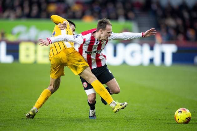 Mikkel Damsgaard of Brentford and Diego Gomez of Brighton & Hove Albion Brentford v Brighton and Hove Albion, Premier League, Football, Gtech Community Stadium, London, UK - 21 Feb 2026London Gtech Community Stadium United Kingdom EDITORIAL USE ONLY No use with unauthorised audio, video, data, fixture lists, club league logos or live services. Online in-match use limited to 120 images, no video emulation. No use in betting, games or single club league player publications. Copyright: xIanxTuttle Shutterstockx 16681480bj
