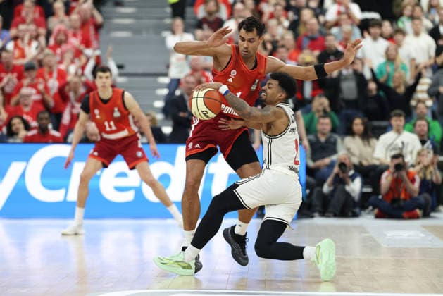 Ibrahim Watson (BMA365 Bamberg Baskets, 02) mit Oscar da Silva (FC Bayern Basketball, 01), GER, FC Bayern Basketball vs. BMA365 Bamberg Baskets, Basketball, BBL Pokal, BMW TOP FOUR, Halbfinale, Saison 2025 2026, 21.02.2026, GER, FC Bayern Basketball vs. BMA365 Bamberg Baskets, Basketball, BBL Pokal, BMW TOP FOUR, Halbfinale, Saison 2025 2026, 21.02.2026 Muenchen Copyright: xEibner-Pressefoto JennixMaulx EP_JML