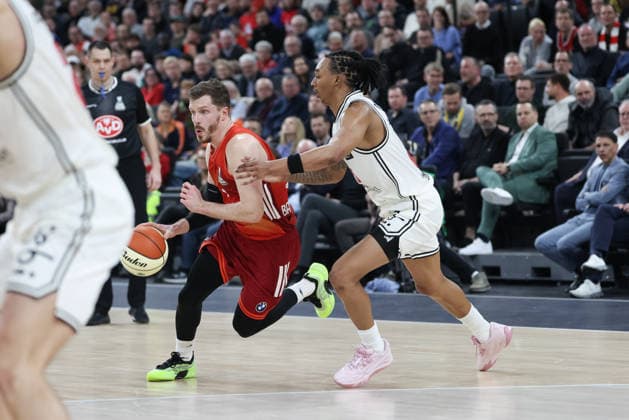 Andreas Obst (FC Bayern Basketball, 13) mit Austin Crowley (BMA365 Bamberg Baskets, 85), GER, FC Bayern Basketball vs. BMA365 Bamberg Baskets, Basketball, BBL Pokal, BMW TOP FOUR, Halbfinale, Saison 2025 2026, 21.02.2026, GER, FC Bayern Basketball vs. BMA365 Bamberg Baskets, Basketball, BBL Pokal, BMW TOP FOUR, Halbfinale, Saison 2025 2026, 21.02.2026 Muenchen Copyright: xEibner-Pressefoto JennixMaulx EP_JML