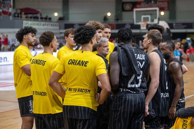 Eric Detlev (Tigers Tuebingen, Head Coach) hat seine Mannschaft noch einmal versammelt. Bayer Giants Leverkusen vs. Tigers Tuebingen, Basketball, Barmer 2. Basketballbundesliga, 24. Spieltag, Saison 2025 2026, 21.02.2026 Bayer Giants Leverkusen vs. Tigers Tuebingen, Basketball, Barmer 2. Basketballbundesliga, Pro A, 24. Spieltag, Saison 2025 2026, 21.02.2026 Leverkusen Copyright: xEibner-Pressefoto ThomasxHaeslerx EP_THR