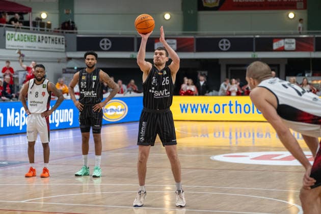 Till Joenke (Tigers Tuebingen, 26) beim Freiwurf. Bayer Giants Leverkusen vs. Tigers Tuebingen, Basketball, Barmer 2. Basketballbundesliga, 24. Spieltag, Saison 2025 2026, 21.02.2026 Bayer Giants Leverkusen vs. Tigers Tuebingen, Basketball, Barmer 2. Basketballbundesliga, Pro A, 24. Spieltag, Saison 2025 2026, 21.02.2026 Leverkusen Copyright: xEibner-Pressefoto ThomasxHaeslerx EP_THR