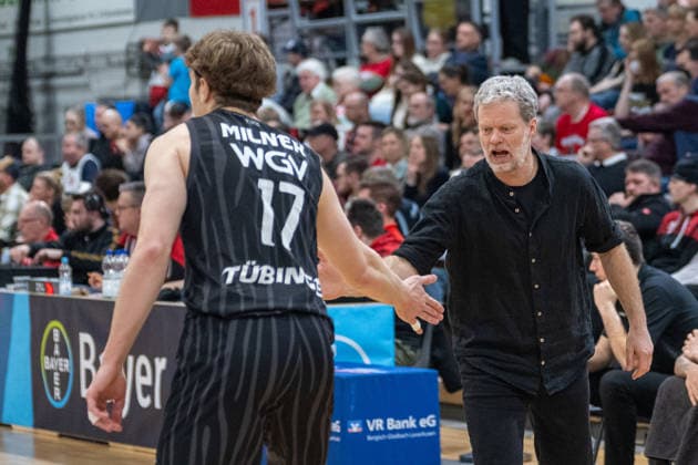 Eric Detlev (Tigers Tuebingen, Head Coach) klatscht mit Lukas Max Millner (Tigers Tuebingen, 17) ab. Bayer Giants Leverkusen vs. Tigers Tuebingen, Basketball, Barmer 2. Basketballbundesliga, 24. Spieltag, Saison 2025 2026, 21.02.2026 Bayer Giants Leverkusen vs. Tigers Tuebingen, Basketball, Barmer 2. Basketballbundesliga, Pro A, 24. Spieltag, Saison 2025 2026, 21.02.2026 Leverkusen Copyright: xEibner-Pressefoto ThomasxHaeslerx EP_THR