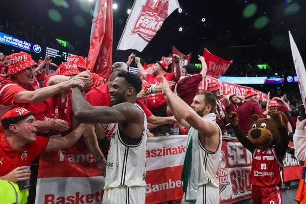 Die Spieler von BMA365 Bamberg Baskets bejubeln den Sieg, Emotionen, feiern mit den Fans, GER, FC Bayern Basketball vs. BMA365 Bamberg Baskets, Basketball, BBL Pokal, BMW TOP FOUR, Halbfinale, Saison 2025 2026, 21.02.2026, GER, FC Bayern Basketball vs. BMA365 Bamberg Baskets, Basketball, BBL Pokal, BMW TOP FOUR, Halbfinale, Saison 2025 2026, 21.02.2026 Muenchen Copyright: xEibner-Pressefoto JennixMaulx EP_JML