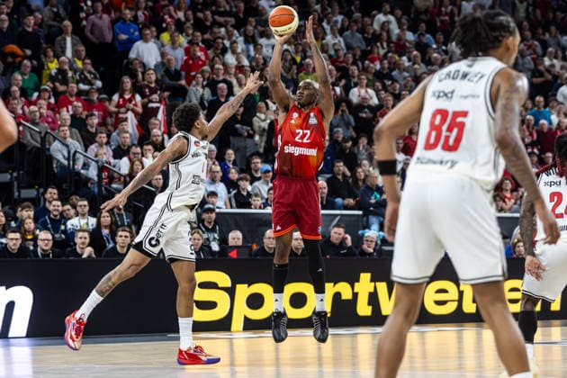 GER, BMW Top Four, Basketball BBL Pokal, Halbfinale, FC Bayern München Basketball - BMA365 Bamberg Baskets. 21.02.2026, SAP Garden, München, GER, BMW Top Four, Basketball BBL Pokal, Halbfinale, FC Bayern München Basketball - BMA365 Bamberg Baskets. Isiaha Mike (FC Bayern München Basketball 22), Demarcus Demonia (BMA365 Bamberg Baskets, 8) Foto Alexander Trienitz München SAP Garden Bayern Deutschland