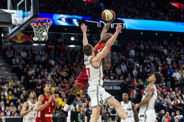 GER, BMW Top Four, Basketball BBL Pokal, Halbfinale, FC Bayern München Basketball - BMA365 Bamberg Baskets. 21.02.2026, SAP Garden, München, GER, BMW Top Four, Basketball BBL Pokal, Halbfinale, FC Bayern München Basketball - BMA365 Bamberg Baskets. Isiaha Mike (FC Bayern München Basketball 22), Moritz Krimmer (BMA365 Bamberg Baskets, 27) Foto Alexander Trienitz München SAP Garden Bayern Deutschland