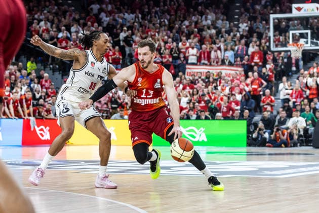 GER, BMW Top Four, Basketball BBL Pokal, Halbfinale, FC Bayern München Basketball - BMA365 Bamberg Baskets. 21.02.2026, SAP Garden, München, GER, BMW Top Four, Basketball BBL Pokal, Halbfinale, FC Bayern München Basketball - BMA365 Bamberg Baskets. Andreas Obst (FC Bayern München Basketball 13), Austin Crowley (BMA365 Bamberg Baskets, 85) Foto Alexander Trienitz München SAP Garden Bayern Deutschland