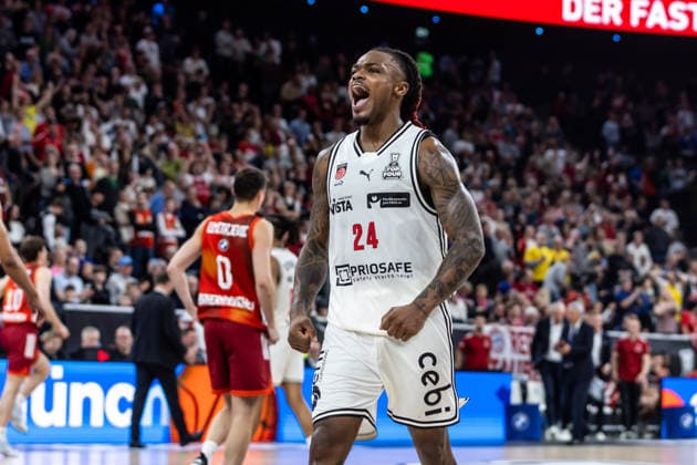 GER, BMW Top Four, Basketball BBL Pokal, Halbfinale, FC Bayern München Basketball - BMA365 Bamberg Baskets. 21.02.2026, SAP Garden, München, GER, BMW Top Four, Basketball BBL Pokal, Halbfinale, FC Bayern München Basketball - BMA365 Bamberg Baskets. Cobe Williams (BMA365 Bamberg Baskets, 24) jubelt Foto Alexander Trienitz München SAP Garden Bayern Deutschland