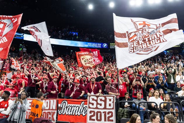 GER, BMW Top Four, Basketball BBL Pokal, Halbfinale, FC Bayern München Basketball - BMA365 Bamberg Baskets. 21.02.2026, SAP Garden, München, GER, BMW Top Four, Basketball BBL Pokal, Halbfinale, FC Bayern München Basketball - BMA365 Bamberg Baskets. Fans von BMA365 Bamberg Baskets jubeln Foto Alexander Trienitz München SAP Garden Bayern Deutschland