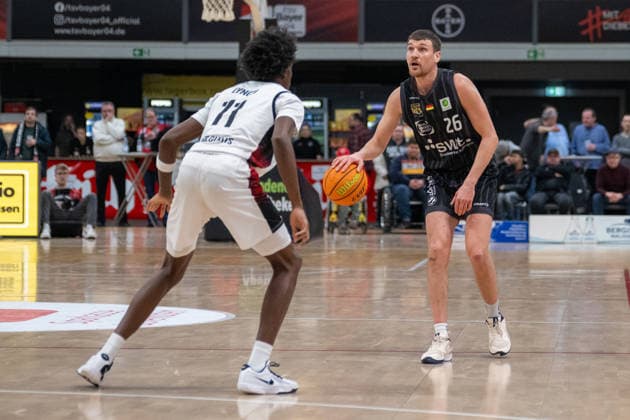 Zweikampf zwischen Ricardo Lynch (Bayer Giants Leverkusen, 11) und Till Joenke (Tigers Tuebingen, 26). Bayer Giants Leverkusen vs. Tigers Tuebingen, Basketball, Barmer 2. Basketballbundesliga, 24. Spieltag, Saison 2025 2026, 21.02.2026 Bayer Giants Leverkusen vs. Tigers Tuebingen, Basketball, Barmer 2. Basketballbundesliga, Pro A, 24. Spieltag, Saison 2025 2026, 21.02.2026 Leverkusen Copyright: xEibner-Pressefoto ThomasxHaeslerx EP_THR