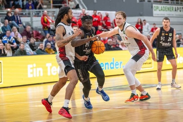 Zweikampf zwischen Donte Nicholas (Bayer Giants Leverkusen, 15), Melkisedek Moreaux (Tigers Tuebingen, 23) und Soeren Eyke Urbansky (Bayer Giants Leverkusen, 51). Bayer Giants Leverkusen vs. Tigers Tuebingen, Basketball, Barmer 2. Basketballbundesliga, 24. Spieltag, Saison 2025 2026, 21.02.2026 Bayer Giants Leverkusen vs. Tigers Tuebingen, Basketball, Barmer 2. Basketballbundesliga, Pro A, 24. Spieltag, Saison 2025 2026, 21.02.2026 Leverkusen Copyright: xEibner-Pressefoto ThomasxHaeslerx EP_THR