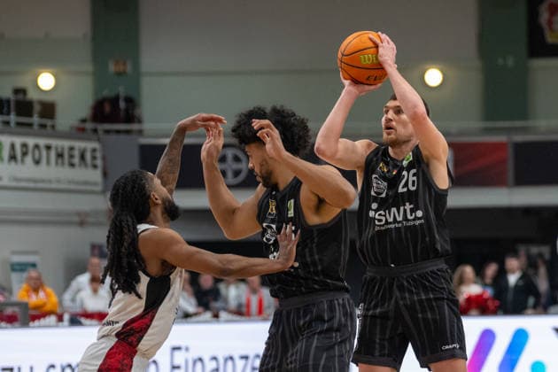 Zweikampf zwischen Donte Nicholas (Bayer Giants Leverkusen, 15), Patrick Emilien (Tigers Tuebingen, 15) und Till Joenke (Tigers Tuebingen, 26). Bayer Giants Leverkusen vs. Tigers Tuebingen, Basketball, Barmer 2. Basketballbundesliga, 24. Spieltag, Saison 2025 2026, 21.02.2026 Bayer Giants Leverkusen vs. Tigers Tuebingen, Basketball, Barmer 2. Basketballbundesliga, Pro A, 24. Spieltag, Saison 2025 2026, 21.02.2026 Leverkusen Copyright: xEibner-Pressefoto ThomasxHaeslerx EP_THR