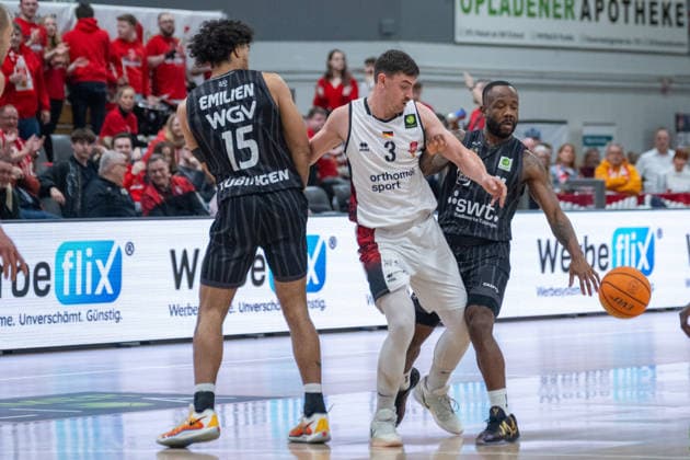 Zweikampf zwischen Patrick Emilien (Tigers Tuebingen, 15), Luca Kahl (Bayer Giants Leverkusen, 03) und Jordan Johnson (Tigers Tuebingen, 11). Bayer Giants Leverkusen vs. Tigers Tuebingen, Basketball, Barmer 2. Basketballbundesliga, 24. Spieltag, Saison 2025 2026, 21.02.2026 Bayer Giants Leverkusen vs. Tigers Tuebingen, Basketball, Barmer 2. Basketballbundesliga, Pro A, 24. Spieltag, Saison 2025 2026, 21.02.2026 Leverkusen Copyright: xEibner-Pressefoto ThomasxHaeslerx EP_THR