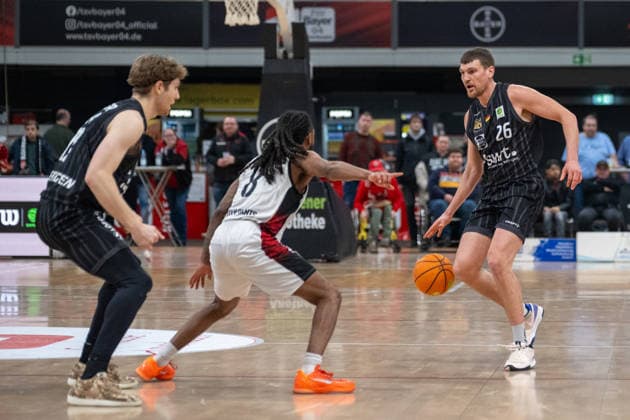 Zweikampf zwischen Kobe Langley (Bayer Giants Leverkusen, 08) und Till Joenke (Tigers Tuebingen, 26). Dabei Lukas Max Millner (Tigers Tuebingen, 17). Bayer Giants Leverkusen vs. Tigers Tuebingen, Basketball, Barmer 2. Basketballbundesliga, 24. Spieltag, Saison 2025 2026, 21.02.2026 Bayer Giants Leverkusen vs. Tigers Tuebingen, Basketball, Barmer 2. Basketballbundesliga, Pro A, 24. Spieltag, Saison 2025 2026, 21.02.2026 Leverkusen Copyright: xEibner-Pressefoto ThomasxHaeslerx EP_THR