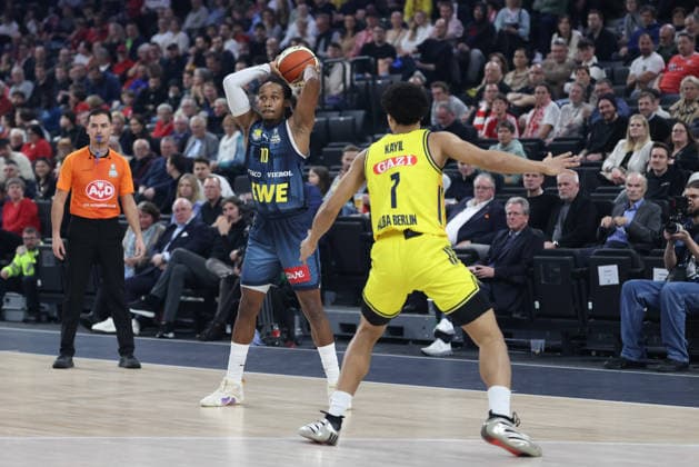 James Woodard (EWE Baskets Oldenburg, 10) mit Jack Kayil (Alba Berlin, 07), GER, Alba Berlin vs. EWE Baskets Oldenburg, Basketball, BBL Pokal, BMW TOP FOUR, Halbfinale, Saison 2025 2026, 21.02.2026, GER, Alba Berlin vs. EWE Baskets Oldenburg, Basketball, BBL Pokal, BMW TOP FOUR, Halbfinale, Saison 2025 2026, 21.02.2026 Muenchen Copyright: xEibner-Pressefoto JennixMaulx EP_JML