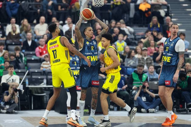 Michale Kyser (EWE Baskets Oldenburg, 12) mit Tomislav Zubcic (EWE Baskets Oldenburg, 33) und Norris Agbakoko (Alba Berlin, 17), GER, Alba Berlin vs. EWE Baskets Oldenburg, Basketball, BBL Pokal, BMW TOP FOUR, Halbfinale, Saison 2025 2026, 21.02.2026, GER, Alba Berlin vs. EWE Baskets Oldenburg, Basketball, BBL Pokal, BMW TOP FOUR, Halbfinale, Saison 2025 2026, 21.02.2026 Muenchen Copyright: xEibner-Pressefoto JennixMaulx EP_JML