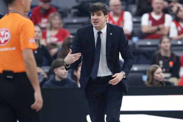 Pedro Calles (Alba Berlin, Chef-Trainer) gestikuliert, GER, Alba Berlin vs. EWE Baskets Oldenburg, Basketball, BBL Pokal, BMW TOP FOUR, Halbfinale, Saison 2025 2026, 21.02.2026, GER, Alba Berlin vs. EWE Baskets Oldenburg, Basketball, BBL Pokal, BMW TOP FOUR, Halbfinale, Saison 2025 2026, 21.02.2026 Muenchen Copyright: xEibner-Pressefoto JennixMaulx EP_JML