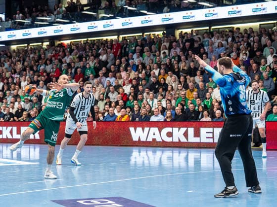Marcel Schiller (Frisch Auf Goeppingen, 24) beim Siebenmeterduell gegen Andreas Wolff (THW Kiel, 33), Frisch Auf Goeppingen vs. THW Kiel, Handball, 1. Bundesliga, Herren, Spielzeit 2025 2026, 21.02.2026, Frisch Auf Goeppingen vs. THW Kiel, Handball, 1. Bundesliga, Herren, Spielzeit 2025 2026, 21.02.2026 Goeppingen Copyright: xEibner-Pressefoto MichaelxSchmidx EP_MST