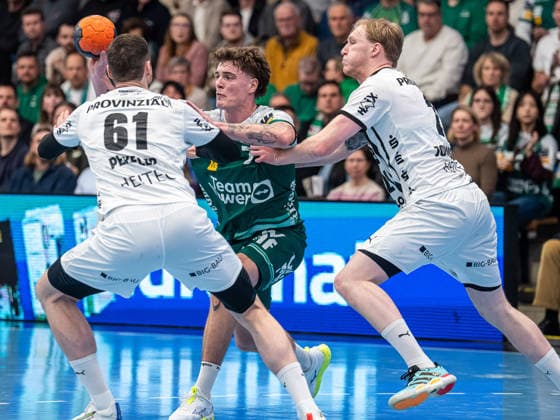 Victor Kloeve (Frisch Auf Goeppingen, 07) im Duell mit Hendrik Pekeler (THW Kiel, 61) und Eric Johansson (THW Kiel, 21), Frisch Auf Goeppingen vs. THW Kiel, Handball, 1. Bundesliga, Herren, Spielzeit 2025 2026, 21.02.2026, Frisch Auf Goeppingen vs. THW Kiel, Handball, 1. Bundesliga, Herren, Spielzeit 2025 2026, 21.02.2026 Goeppingen Copyright: xEibner-Pressefoto MichaelxSchmidx EP_MST