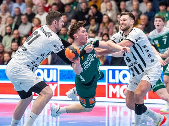 Ole Pregler (Frisch Auf Goeppingen, 23) im Duell mit Hendrik Pekeler (THW Kiel, 61) und Harald Reinkind (THW Kiel, 06), Frisch Auf Goeppingen vs. THW Kiel, Handball, 1. Bundesliga, Herren, Spielzeit 2025 2026, 21.02.2026, Frisch Auf Goeppingen vs. THW Kiel, Handball, 1. Bundesliga, Herren, Spielzeit 2025 2026, 21.02.2026 Goeppingen Copyright: xEibner-Pressefoto MichaelxSchmidx EP_MST