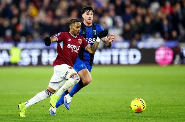 Crysencio Summerville of West Ham United and Marcos Senesi of AFC Bournemouth. West Ham United v AFC Bournemouth, Premier League, Football, London Stadium, London, UK - 21 Feb 2026London London Stadium United Kingdom EDITORIAL USE ONLY No use with unauthorised audio, video, data, fixture lists, club league logos or live services. Online in-match use limited to 120 images, no video emulation. No use in betting, games or single club league player publications. Copyright: xJamesxMarsh Shutterstockx 16681538ar