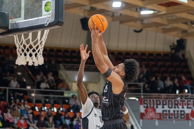 Patrick Emilien (Tigers Tuebingen, 15) zieht zum Korb. Dabei Ricardo Lynch (Bayer Giants Leverkusen, 11). Bayer Giants Leverkusen vs. Tigers Tuebingen, Basketball, Barmer 2. Basketballbundesliga, 24. Spieltag, Saison 2025 2026, 21.02.2026 Bayer Giants Leverkusen vs. Tigers Tuebingen, Basketball, Barmer 2. Basketballbundesliga, Pro A, 24. Spieltag, Saison 2025 2026, 21.02.2026 Leverkusen Copyright: xEibner-Pressefoto ThomasxHaeslerx EP_THR