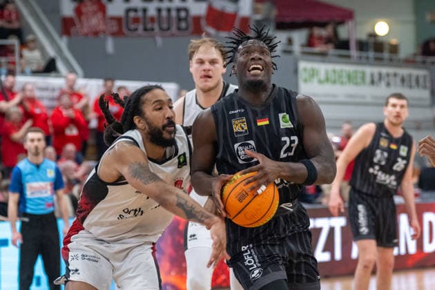 Zweikampf zwischen Donte Nicholas (Bayer Giants Leverkusen, 15) und Melkisedek Moreaux (Tigers Tuebingen, 23). Bayer Giants Leverkusen vs. Tigers Tuebingen, Basketball, Barmer 2. Basketballbundesliga, 24. Spieltag, Saison 2025 2026, 21.02.2026 Bayer Giants Leverkusen vs. Tigers Tuebingen, Basketball, Barmer 2. Basketballbundesliga, Pro A, 24. Spieltag, Saison 2025 2026, 21.02.2026 Leverkusen Copyright: xEibner-Pressefoto ThomasxHaeslerx EP_THR