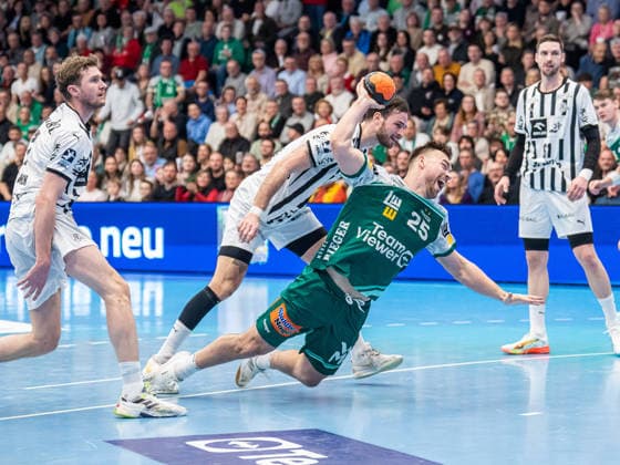 Ludvig Jurmala Astroem (Frisch Auf Goeppingen, 25) bekommt den Ball vor Veron Nacinovic (THW Kiel, 93), Frisch Auf Goeppingen vs. THW Kiel, Handball, 1. Bundesliga, Herren, Spielzeit 2025 2026, 21.02.2026, Frisch Auf Goeppingen vs. THW Kiel, Handball, 1. Bundesliga, Herren, Spielzeit 2025 2026, 21.02.2026 Goeppingen Copyright: xEibner-Pressefoto MichaelxSchmidx EP_MST