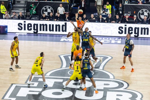 GER, BMW Top Four, Basketball BBL Pokal, Halbfinale, ALBA Berlin - EWE Baskets Oldenburg. 21.02.2026, SAP Garden, München, GER, BMW Top Four, Basketball BBL Pokal, Halbfinale, ALBA Berlin - EWE Baskets Oldenburg. Tipp off, Norris Agbakoko (ALBA Berlin 17), Michale Kyser (EWE Baskets Oldenburg 12) Foto Alexander Trienitz München SAP Garden Bayern Deutschland
