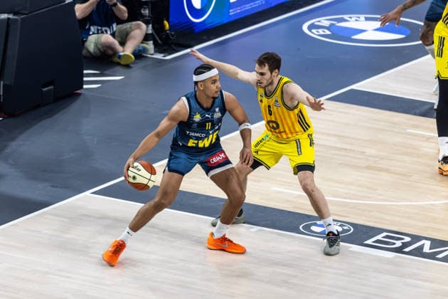 GER, BMW Top Four, Basketball BBL Pokal, Halbfinale, ALBA Berlin - EWE Baskets Oldenburg. 21.02.2026, SAP Garden, München, GER, BMW Top Four, Basketball BBL Pokal, Halbfinale, ALBA Berlin - EWE Baskets Oldenburg. Nicholas Tischler (EWE Baskets Oldenburg 11), Malte Delow (ALBA Berlin 6) Foto Alexander Trienitz München SAP Garden Bayern Deutschland