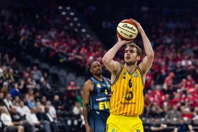 GER, BMW Top Four, Basketball BBL Pokal, Halbfinale, ALBA Berlin - EWE Baskets Oldenburg. 21.02.2026, SAP Garden, München, GER, BMW Top Four, Basketball BBL Pokal, Halbfinale, ALBA Berlin - EWE Baskets Oldenburg. Malte Delow (ALBA Berlin 6) bei einem Freiwurf Foto Alexander Trienitz München SAP Garden Bayern Deutschland