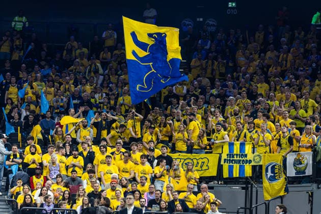 GER, BMW Top Four, Basketball BBL Pokal, Halbfinale, ALBA Berlin - EWE Baskets Oldenburg. 21.02.2026, SAP Garden, München, GER, BMW Top Four, Basketball BBL Pokal, Halbfinale, ALBA Berlin - EWE Baskets Oldenburg. Fans von ALBA Berlin Foto Alexander Trienitz München SAP Garden Bayern Deutschland