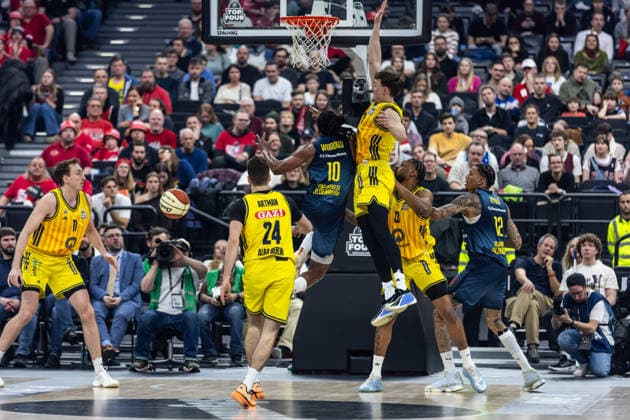 GER, BMW Top Four, Basketball BBL Pokal, Halbfinale, ALBA Berlin - EWE Baskets Oldenburg. 21.02.2026, SAP Garden, München, GER, BMW Top Four, Basketball BBL Pokal, Halbfinale, ALBA Berlin - EWE Baskets Oldenburg. James Woodard (EWE Baskets Oldenburg 10), Alex O Connell (ALBA Berlin 3) Foto Alexander Trienitz München SAP Garden Bayern Deutschland