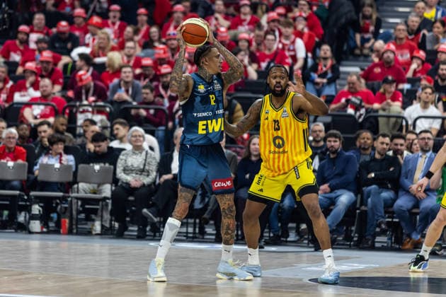 GER, BMW Top Four, Basketball BBL Pokal, Halbfinale, ALBA Berlin - EWE Baskets Oldenburg. 21.02.2026, SAP Garden, München, GER, BMW Top Four, Basketball BBL Pokal, Halbfinale, ALBA Berlin - EWE Baskets Oldenburg. Michale Kyser (EWE Baskets Oldenburg 12), J wan Roberts (ALBA Berlin 13) Foto Alexander Trienitz München SAP Garden Bayern Deutschland