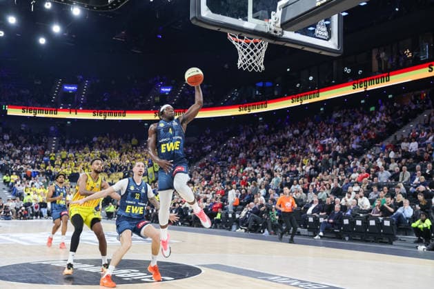 Brian Fobbs (EWE Baskets Oldenburg, 04) mit Tomislav Zubcic (EWE Baskets Oldenburg, 33) und Norris Agbakoko (Alba Berlin, 17), GER, Alba Berlin vs. EWE Baskets Oldenburg, Basketball, BBL Pokal, BMW TOP FOUR, Halbfinale, Saison 2025 2026, 21.02.2026, GER, Alba Berlin vs. EWE Baskets Oldenburg, Basketball, BBL Pokal, BMW TOP FOUR, Halbfinale, Saison 2025 2026, 21.02.2026 Muenchen Copyright: xEibner-Pressefoto JennixMaulx EP_JML