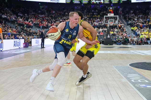 Seth Hinrichs (EWE Baskets Oldenburg, 21) mit Jack Kayil (Alba Berlin, 07), GER, Alba Berlin vs. EWE Baskets Oldenburg, Basketball, BBL Pokal, BMW TOP FOUR, Halbfinale, Saison 2025 2026, 21.02.2026, GER, Alba Berlin vs. EWE Baskets Oldenburg, Basketball, BBL Pokal, BMW TOP FOUR, Halbfinale, Saison 2025 2026, 21.02.2026 Muenchen Copyright: xEibner-Pressefoto JennixMaulx EP_JML