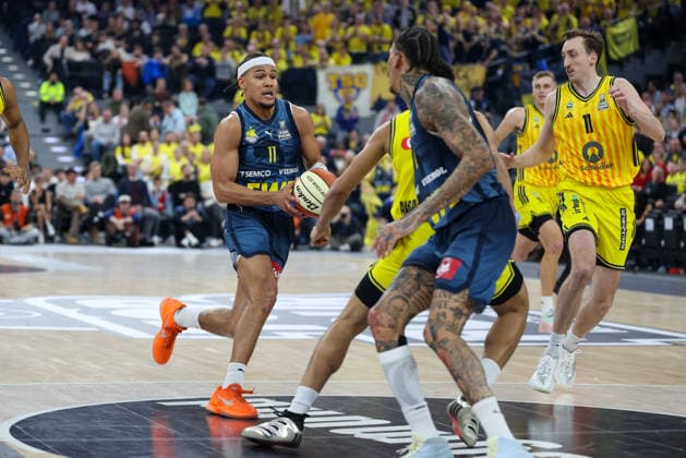 Nicholas Tischler (EWE Baskets Oldenburg, 11) mit Moses Wood (Alba Berlin, 11), GER, Alba Berlin vs. EWE Baskets Oldenburg, Basketball, BBL Pokal, BMW TOP FOUR, Halbfinale, Saison 2025 2026, 21.02.2026, GER, Alba Berlin vs. EWE Baskets Oldenburg, Basketball, BBL Pokal, BMW TOP FOUR, Halbfinale, Saison 2025 2026, 21.02.2026 Muenchen Copyright: xEibner-Pressefoto JennixMaulx EP_JML