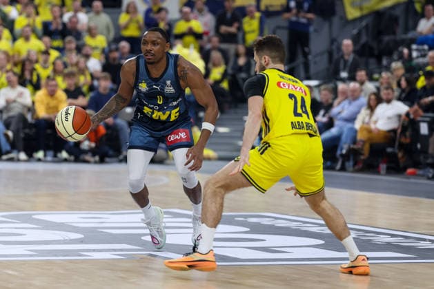 Kyle Lofton (EWE Baskets Oldenburg, 00) mit Guy Artman Nahmias (Alba Berlin, 24), GER, Alba Berlin vs. EWE Baskets Oldenburg, Basketball, BBL Pokal, BMW TOP FOUR, Halbfinale, Saison 2025 2026, 21.02.2026, GER, Alba Berlin vs. EWE Baskets Oldenburg, Basketball, BBL Pokal, BMW TOP FOUR, Halbfinale, Saison 2025 2026, 21.02.2026 Muenchen Copyright: xEibner-Pressefoto JennixMaulx EP_JML
