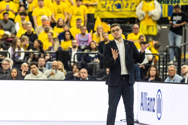 GER, BMW Top Four, Basketball BBL Pokal, Halbfinale, ALBA Berlin - EWE Baskets Oldenburg. 21.02.2026, SAP Garden, München, GER, BMW Top Four, Basketball BBL Pokal, Halbfinale, ALBA Berlin - EWE Baskets Oldenburg. Lazar Spasic Lazar Spasic (Coach EWE Baskets Oldenburg) Foto Alexander Trienitz München SAP Garden Bayern Deutschland