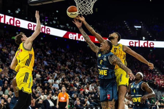 GER, BMW Top Four, Basketball BBL Pokal, Halbfinale, ALBA Berlin - EWE Baskets Oldenburg. 21.02.2026, SAP Garden, München, GER, BMW Top Four, Basketball BBL Pokal, Halbfinale, ALBA Berlin - EWE Baskets Oldenburg. Michale Kyser (EWE Baskets Oldenburg 12), Norris Agbakoko (ALBA Berlin 17) Foto Alexander Trienitz München SAP Garden Bayern Deutschland