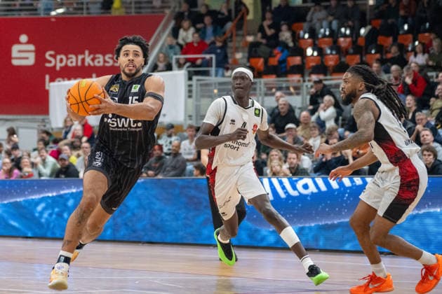 Zweikampf zwischen Patrick Emilien (Tigers Tuebingen, 15), Loek Wur (Bayer Giants Leverkusen, 04) und Kobe Langley (Bayer Giants Leverkusen, 08). Bayer Giants Leverkusen vs. Tigers Tuebingen, Basketball, Barmer 2. Basketballbundesliga, 24. Spieltag, Saison 2025 2026, 21.02.2026 Bayer Giants Leverkusen vs. Tigers Tuebingen, Basketball, Barmer 2. Basketballbundesliga, Pro A, 24. Spieltag, Saison 2025 2026, 21.02.2026 Leverkusen Copyright: xEibner-Pressefoto ThomasxHaeslerx EP_THR
