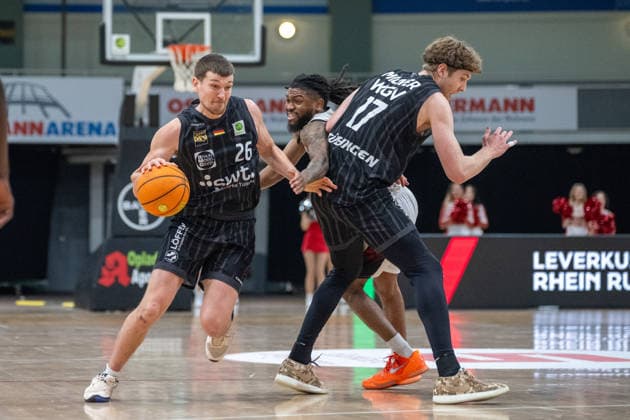 Zweikampf zwischen Till Joenke (Tigers Tuebingen, 26) und Kobe Langley (Bayer Giants Leverkusen, 08). Dabei Lukas Max Millner (Tigers Tuebingen, 17). Bayer Giants Leverkusen vs. Tigers Tuebingen, Basketball, Barmer 2. Basketballbundesliga, 24. Spieltag, Saison 2025 2026, 21.02.2026 Bayer Giants Leverkusen vs. Tigers Tuebingen, Basketball, Barmer 2. Basketballbundesliga, Pro A, 24. Spieltag, Saison 2025 2026, 21.02.2026 Leverkusen Copyright: xEibner-Pressefoto ThomasxHaeslerx EP_THR