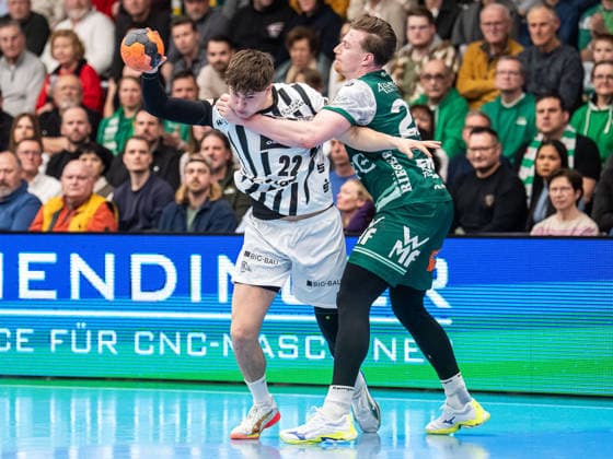 Rasmus Ankermann (THW Kiel, 22) im Zweikampf mit Erik Persson (Frisch Auf Goeppingen, 22), Frisch Auf Goeppingen vs. THW Kiel, Handball, 1. Bundesliga, Herren, Spielzeit 2025 2026, 21.02.2026, Frisch Auf Goeppingen vs. THW Kiel, Handball, 1. Bundesliga, Herren, Spielzeit 2025 2026, 21.02.2026 Goeppingen Copyright: xEibner-Pressefoto MichaelxSchmidx EP_MST